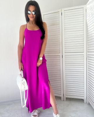 Tomuhle typu šatů říkáme interně “oblečeš a jdeš”. Mají jednoduchý a pohodlný střih, po stranách rozparky a nemačkavý...